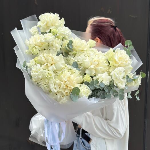 Нежный букет в белых оттенках из эустомы, французской розы и гортензий