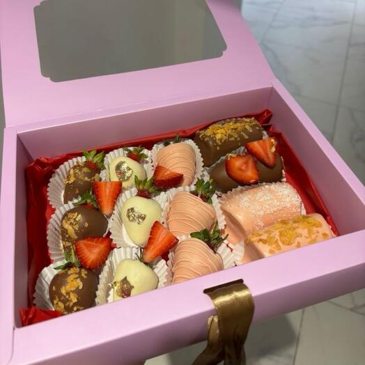 Сладкая клубника и бананы в шоколаде