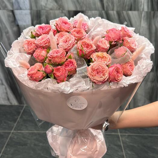 Кустовые розы розовые с сухоцветами