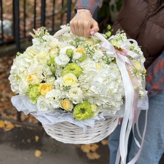 Корзина с цветами лимонная