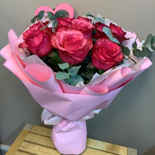 Букет из 9 розовых роз с эвкалиптом