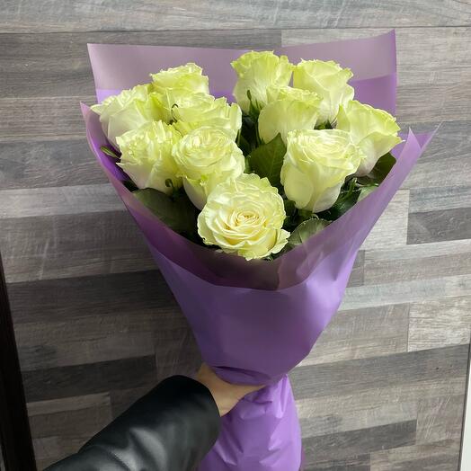 Mono de rosas blancas