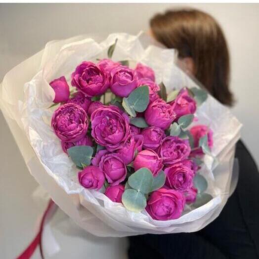 Пионовидные розы с эвкалиптом