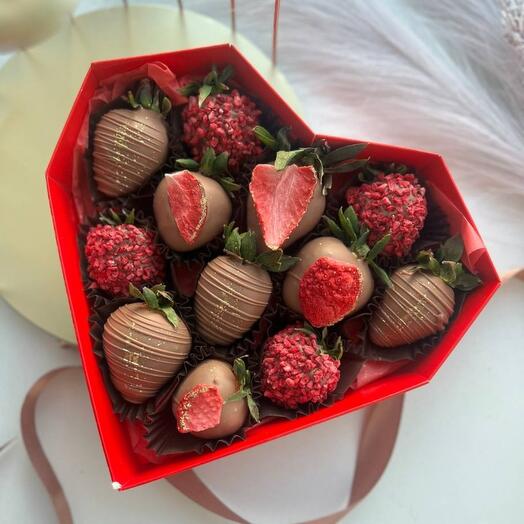 Клубника в шоколаде в коробке сердце для девушки
