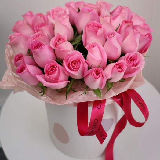 45 розовых роз в коробке