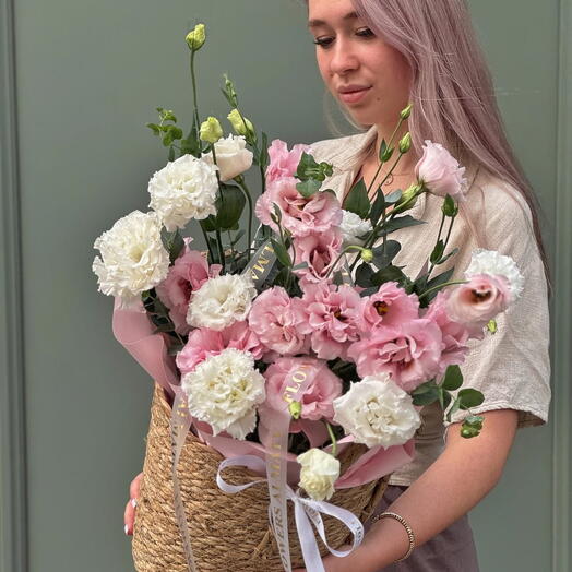 Корзина с цветами нежная  эустома