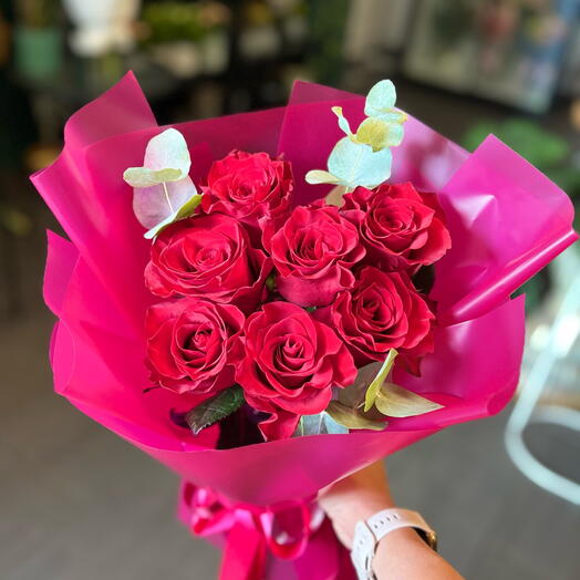 Qırmızı qızılgül evkaliptlə