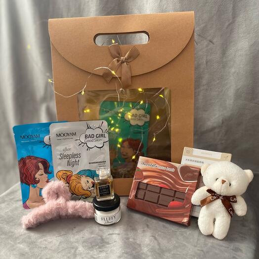 Подарочный набор «пакет с гирляндой и косметикой»