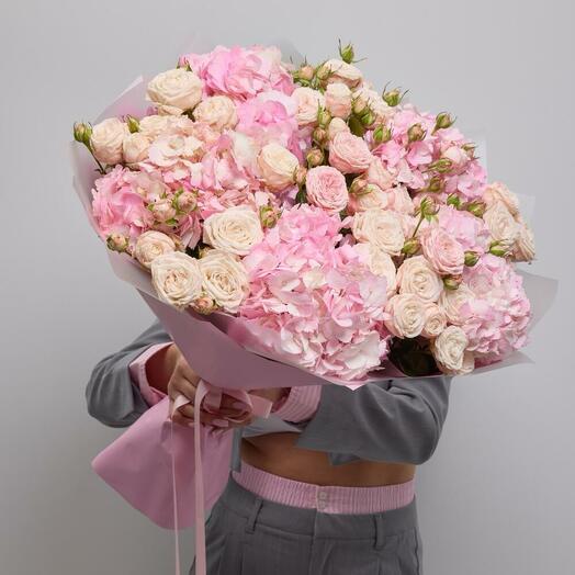 Воздушный букет из розовых гортензий и пионовидных  кустовых роз