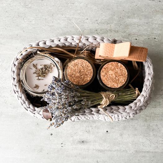 Корзина с лавандой и чаем