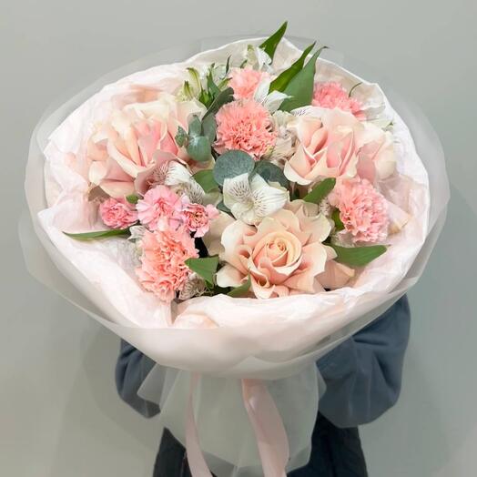 Нежный букет из французских роз и розовых диантусов