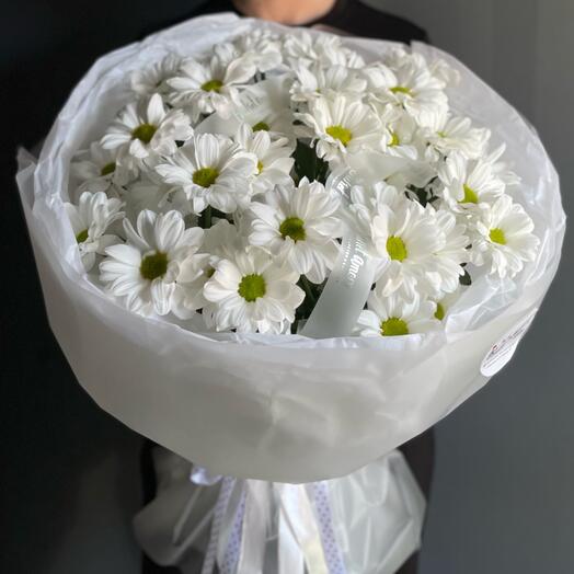Воздушный букет из белой кустовой хризантемы в объемной упаковке
