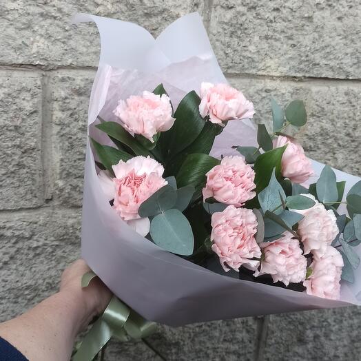 Букет из диантусов с эвкалиптом