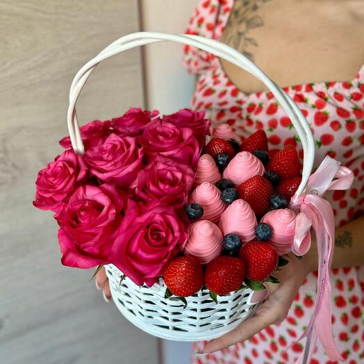 Корзина S с розами и клубникой
