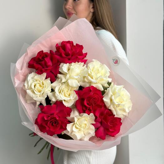 Букет из ажурных малиновых и белых роз
