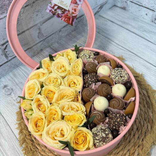 Букет с розами и конфетами / букет в коробке