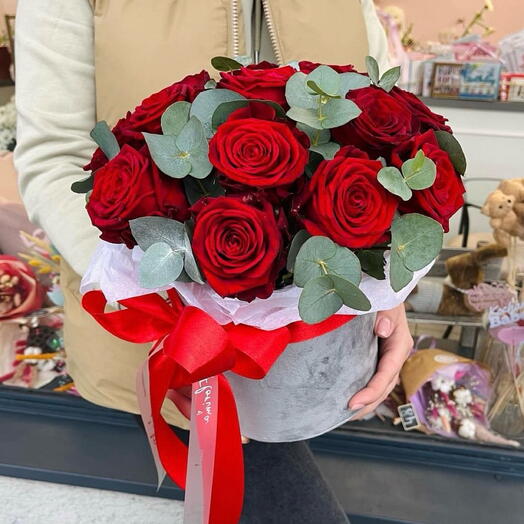 Vörös rózsák a virágdobozban