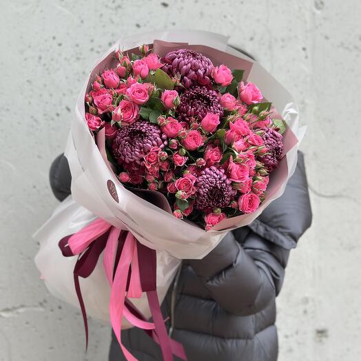 Букет из трендовых хризантем и кустовых роз