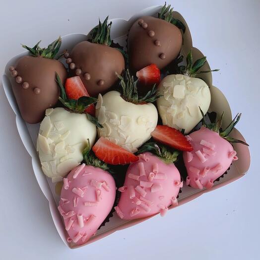 A set of 9 strawberries in Belgian chocolate for mom