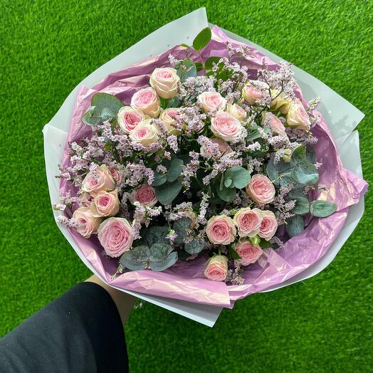 Ramo de 5 rosas de arbusto con eucalipto y Limonium