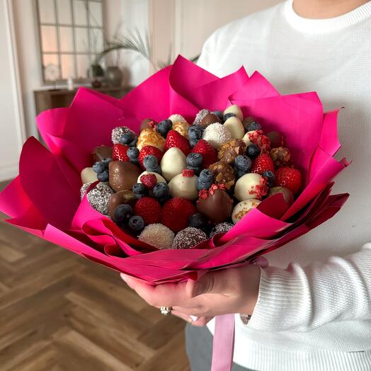 Букет из клубники в молочном и белом шоколаде