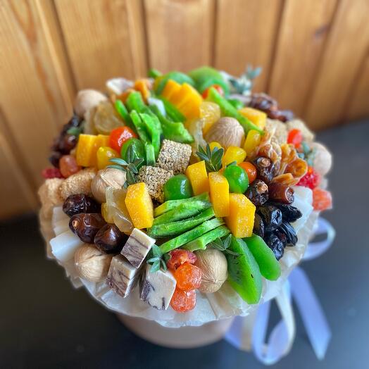Сухофрукты и орехи в шляпной коробке