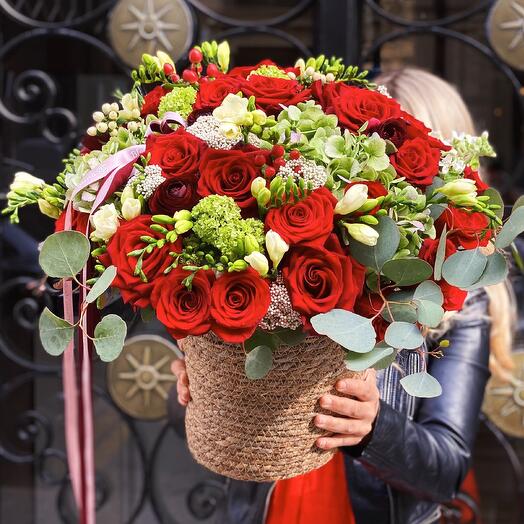 Bouquet in basket "AMOR"