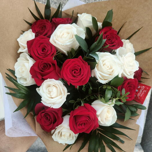 Rosas blancas y rojas