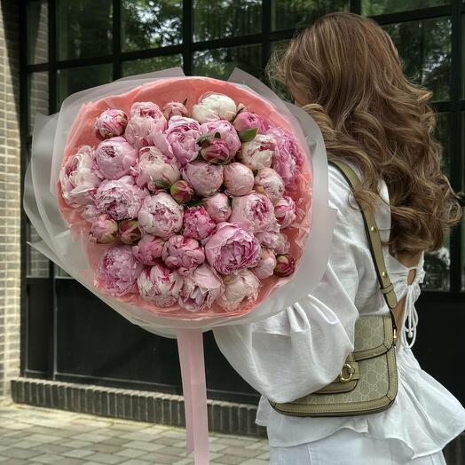 Роскошный букет из 51 пиона