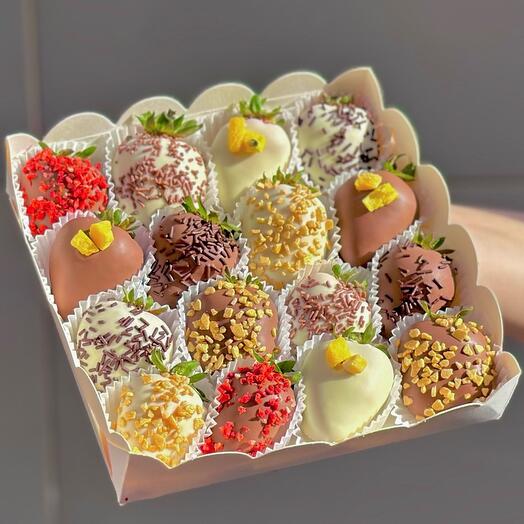 Клубника в шоколаде "Especially for you" 12-20 ягод