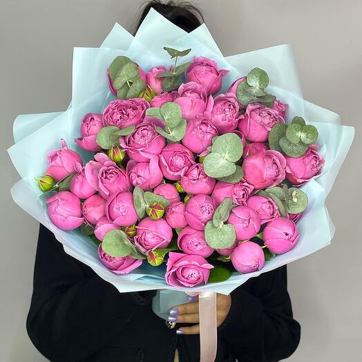 Rosas peonías con eucalipto