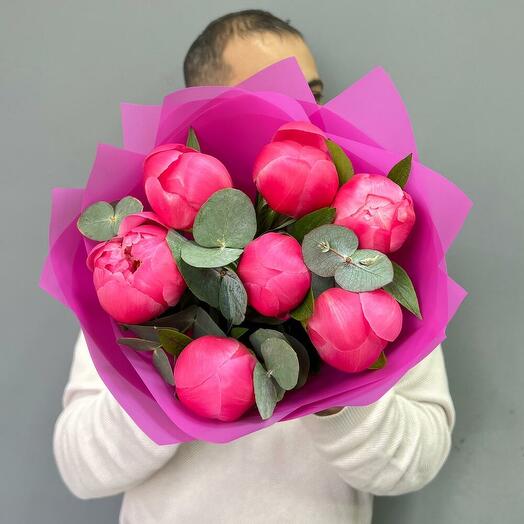 Букет - эвкалипт и пионы Корал Шарм 7 шт (0006) peony