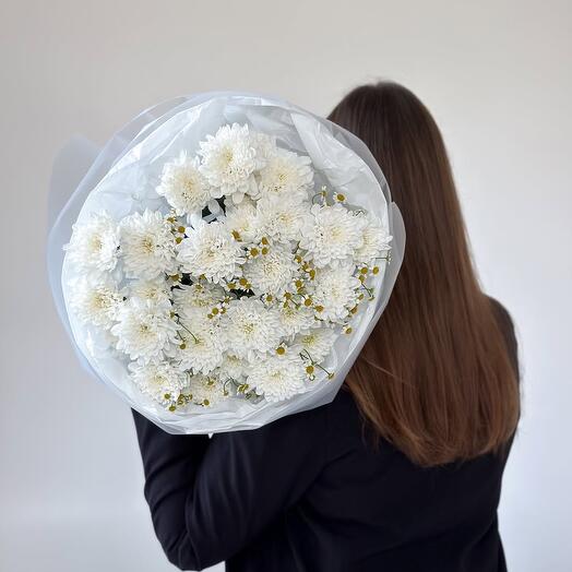 Букет из хризантем с кустовыми ромашками