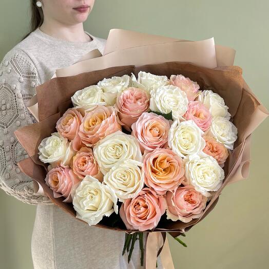 Букет из белых и персиковых роз в бежевой упаковке, 23 шт