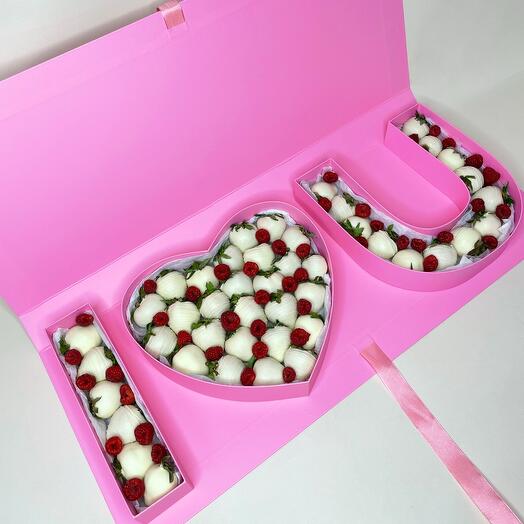 Клубника в белом шоколаде в розовой коробке «I love U»