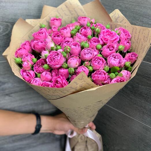 Ramo de rosas arbustivas en forma de peonía