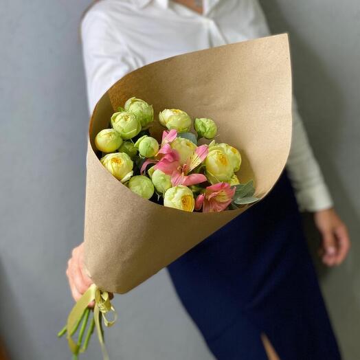 Ramo de autor de rosas de peonía en embalaje Kraft