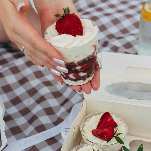 Трайфлы ( торт в стакане)с сезонными ягодами на в