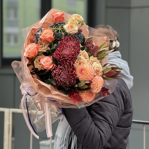 Букет Осенний Вальс из хризантемы, роз, вибурнума, скиммии, георгин, леукодендрона и эвкалипта