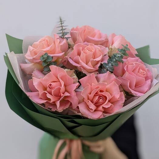 Букет из 7 роз сорта Эрмоза с эвкалиптом