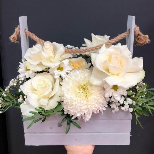 Белые цветы в ящике