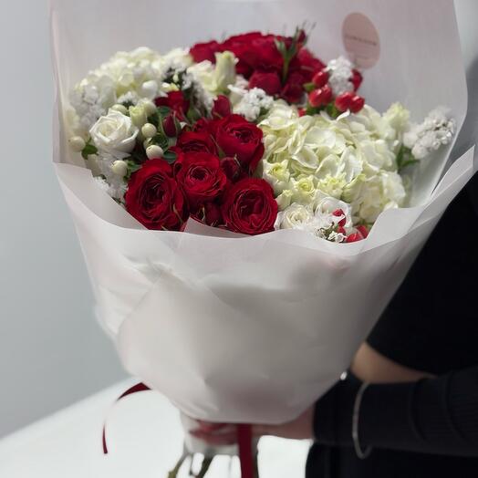 Букет «Розы и Гортензии»