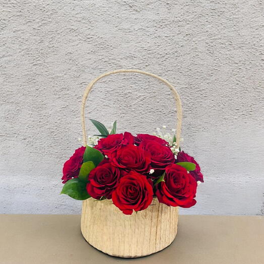 15 Red Roses in a Beautiful Basket – Elegant Floral Gift Arrangement