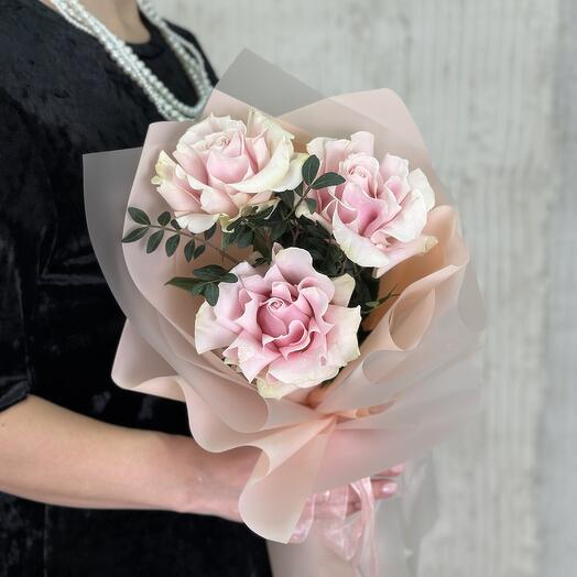 Букет из розовых франзуцзких роз с добавлением зелени  в оформлении