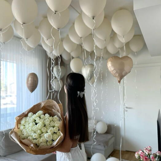 Сет из нюдовых шаров и букет сортовых роз