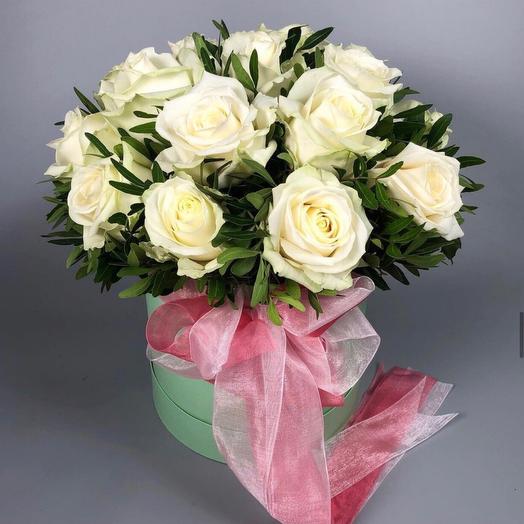 Flowers in a box "Magic" 15 white roses