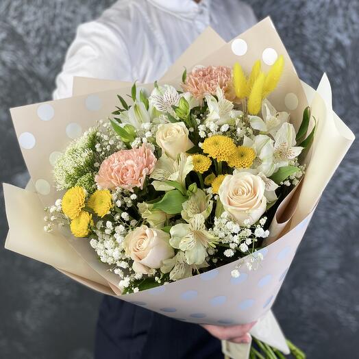 Bouquet of roses with gypsophila Salts