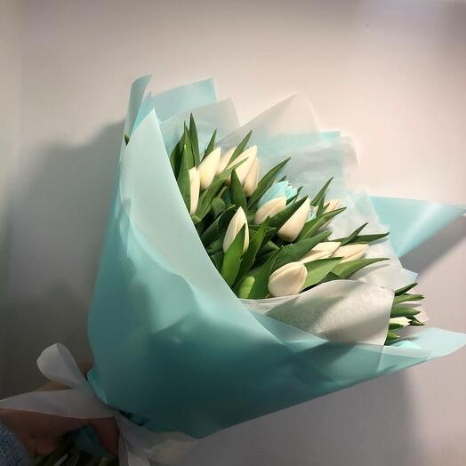33 white tulips