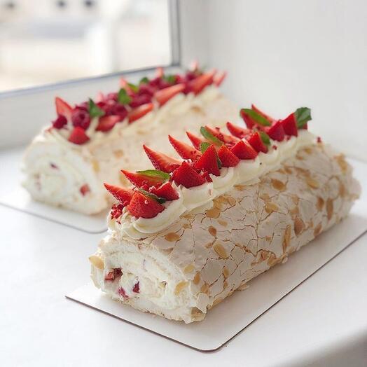 Меренговый рулет с клубникой