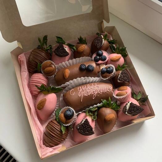 Conjunto surtido de fresas cubiertas de chocolate y plátanos cubiertos de chocolate